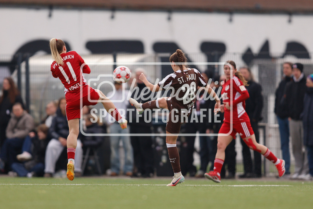 Fußball I Frauen I Saison 2025-2026 I Regionalliga Nord I 15. Spieltag I St. Pauli - SpVg Aurich-99 | Alina Vogel (11, SpVg Aurich) Linnea Taube (20, FC St. Pauli) - Realisiert mit Pictrs.com
