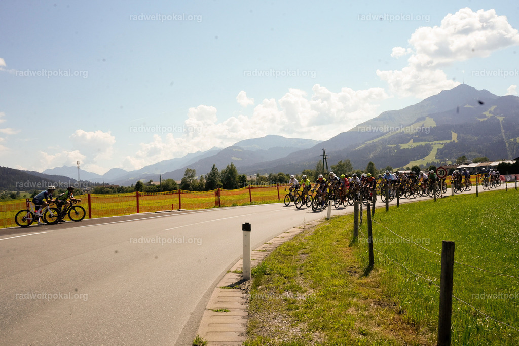 252_20230817_Bewerb_Maenner_Muehlanger | AUT - OESTERREICH, 2023-08-16: SPORT RENNRAD-FAHREN - 55. INTERNATIONALER RADWELTPOKAL IN ST. JOHANN IN TIROL  - Vintage-Radrennen mit WM-Bronze-Medaillen-Siegerin Christina Schweinberger, den Teilnehmer und Alexander Baumann (vom Orginastions-Team) - TAG 2 BEWERB MAENNER IN SECHS GRUPPEN  ; Foto: Roland Muehlanger