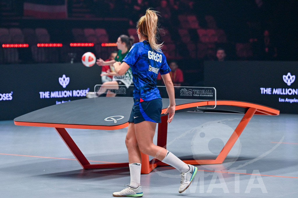 _DWI5876 | Anna Iszak vs Carolyn Greco beim Frauen- Single  Ungarn vs. USA bei der Teqball Weltmeisterschaft 2022 in der Kia Metropole Arena. Nürnberg, 27.11.2022 - Realisiert mit Pictrs.com