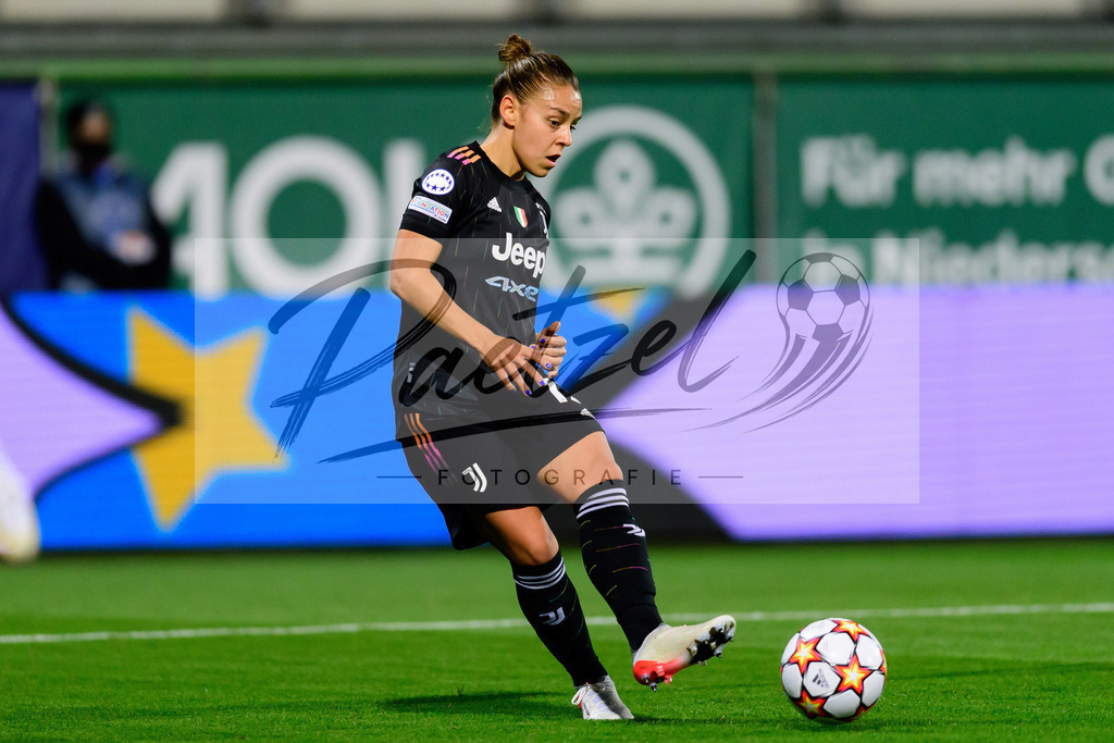 WOBJUV20211118_113 | Fussball, Frauen: Lisa Boattin (Juventus FC) in Aktion, am Ball, Einzelaktion bei dem Spiel der UEFA Women´s Champions League zwischen VfL Wolfsburg und Juventus Turin im AOK-Stadion am 18.11.2021 in Wolfsburg, Deutschland. - Realisiert mit Pictrs.com