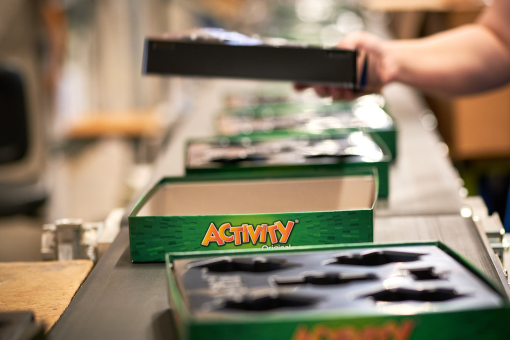 Piatnik Activity auf dem Fliessband zur Befüllung | Wien, Austria - April 07, 2021: Piatnik &amp; Söhne Spieleverlag; Piatnik Activity auf dem Fliessband zur Befüllung. - Realisiert mit Pictrs.com