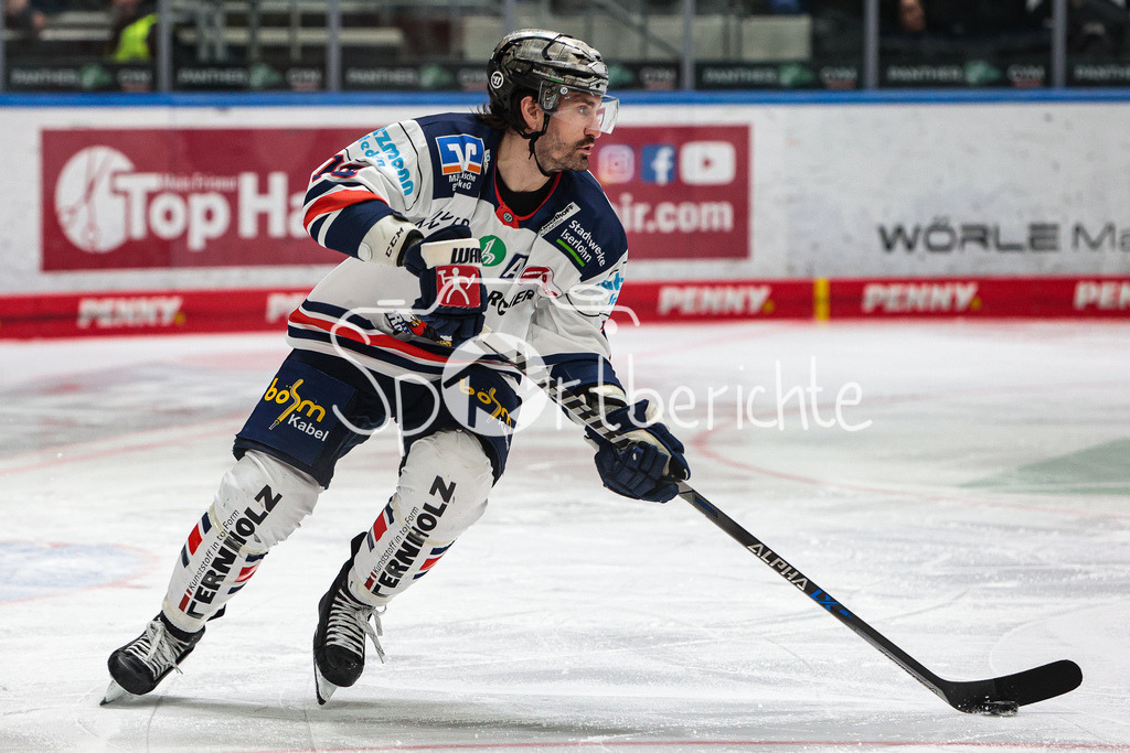 Augsburger Panther - Iserlohn Roosters | Hubert LABRIE (ISR #16) am Puck