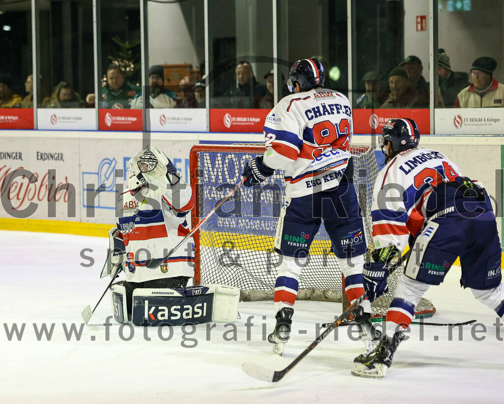 2023-12-17_140_TSV_Erding_gegen_ESC_Kempten | Erding, Deutschland, 17.12.2023:
Eishockey, Bayernliga Vorrunde 2023 / 2024, 18. Spieltag, TSV Erding gegen ESC Kempten, Endergebnis: 5:1

Torwart Luca Mayer (ESC Kempten, #32), Maximilian Schäffler (ESC Kempten, #92), Michael Limböck (ESC Kempten, #34)

Foto: Christian Riedel / fotografie-riedel.net