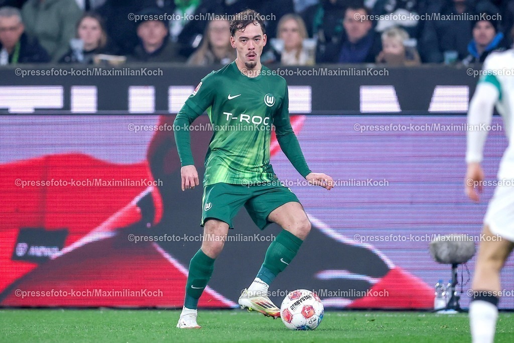BMG13122502080 | 13.12.2025, Fußball, Borussia Mönchengladbach - VfL Wolfsburg, 1. Fußball Bundesliga, 14.Spieltag, Borussia-Park, Saison 2025 2026: Aaron Zehnter&nbsp;(VfL Wolfsburg #25)  DFB regulations prohibit any use of photographs as image sequences and or quasi-video.