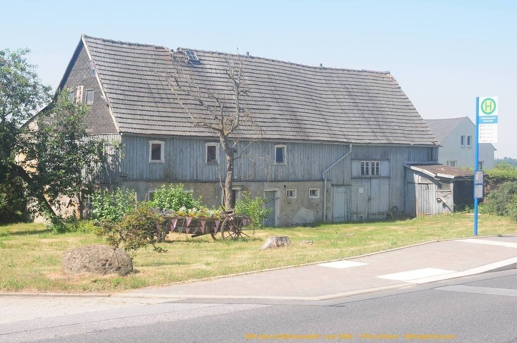 Geißmannsdorf-2026-Ortsbilder-089 | Geißmannsdorf bei Bischofswerda im Sommer 2026. Ein fotografischer Streifzug durch das Dorf Geißmannsdorf, mit Gebäuden, Straßen, Strohpuppen und geschmückten Vorgärten und Grundstücken anlässlich der 800-Jahr-Feier von Geißmannsdorf im Juni 2026 - Realisiert mit Pictrs.com