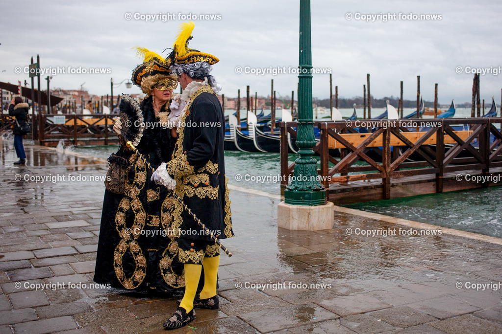 Venedig_ Stadtansichten_ Karneval_ 12.02.2024-8 | 12.02.2024, Italien, ITA, Venetien, Venedig, im Bild Venedig, Stadtansichten, Touristen, Reisefeature, Karneval, Masken, maskiert, venezianisch, Reise, Venedig, Venezia, Venetien, Stadtansicht, Campanile, Canale Grande, Markusplatz, Markuskirche, Touristen, Gondel, Gondolere, Faehre, Motorboot, Wassertaxi, Vaporetto, Adria, Lagune, Pfahlbauten, Bruecke, Rialtobruecke, La Gondola, Dogenpalast, Italien, Hochwasser, Creativ, Kreativ