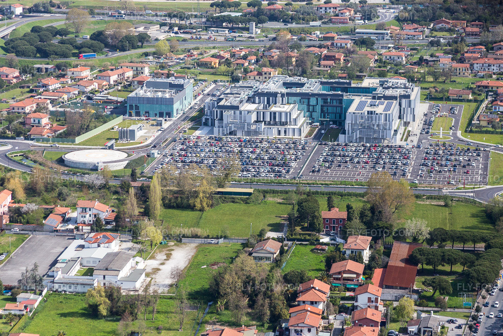 Aerial view: Hospital grounds of the Nuova Ospedale Apuano in Massa in the state Massa-Carrara, Italy.Photo: IMG_087113.jpg taken on 04/04/2016 by Werner Riehm/FLY-FOTO.comResolution of the original: 4540 x 3026 px