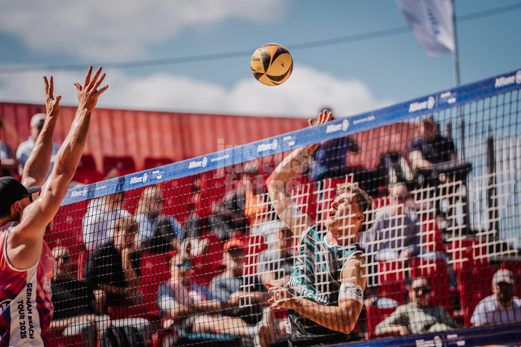 Beachvolleyball | Männer | Allianz German Beach Tour 2025 | Tourstop Düsseldorf | 15.05.2025 | Luis Kubo beim Angriff