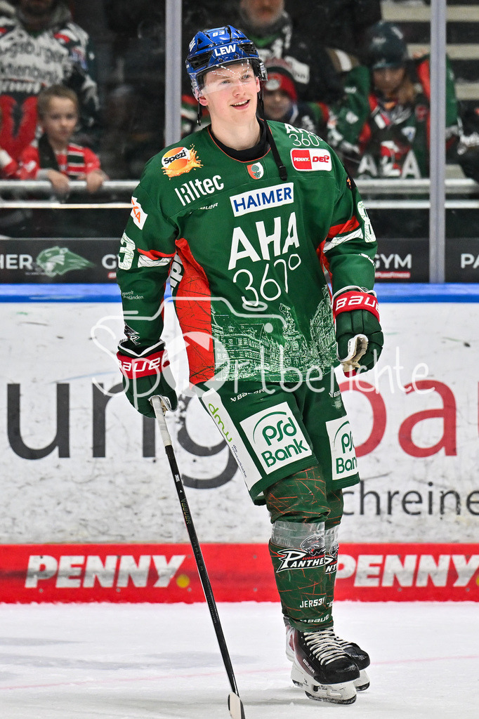 Augsburger Panther - Löwen Frankfurt | AUGSBURG, GERMANY - 16. JANUARY: Die Spieler der Hausherren feiern zusammen mit den Fans den Heimsieg gegen Frankfurt nach dem Match zwischen den Augsburger Panthern und den Löwen Frankfurt am 40. Spieltag der penny DEL im Curt Frenzel Stadion - Sebastian ZWICKL (Augsburger Panther 83)