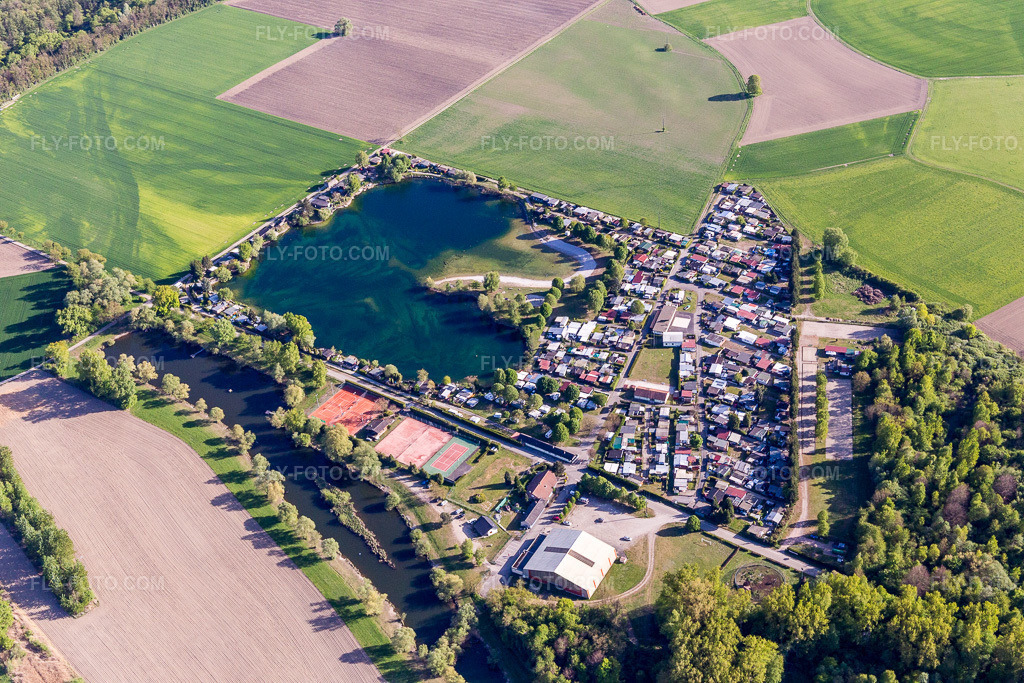 Aerial view: Camping Die Grune Les Peupliers campsite by a lake in Seltz in the state Bas-Rhin, France. – Photo: IMG_099035.jpg taken on 04/23/2017 by Werner Riehm/FLY-FOTO.com – Resolution of the original: 5472 x 3648 px