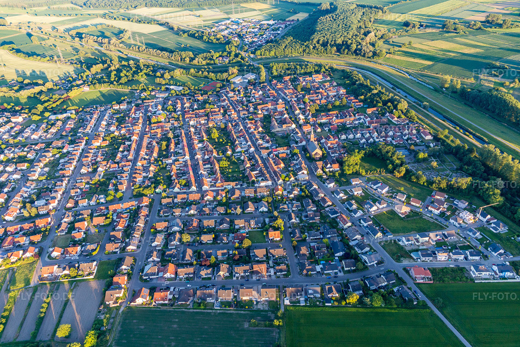 Luftbild: Ortsansicht von Nordwesten im Ortsteil Rußheim in Dettenheim im Bundesland Baden-Württemberg in Deutschland. Foto: IMG_100911.jpg vom 10.06.2017 durch Werner Riehm/FLY-FOTO.de
