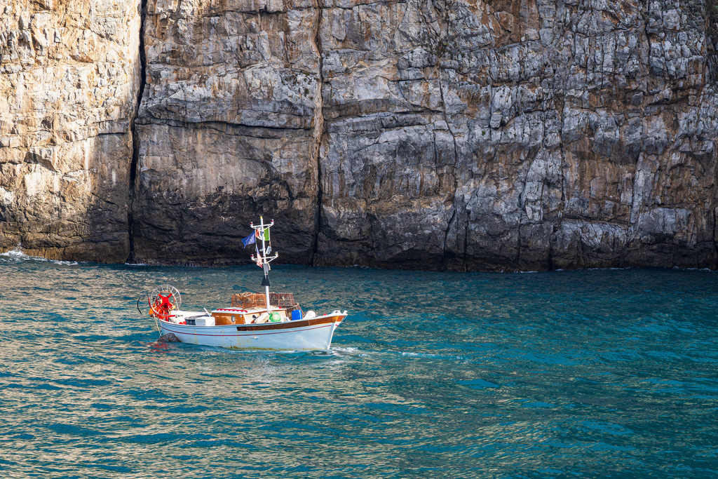 Mittelmeerküste mit Fischerboot an der Amalfiküste in Italien | Mittelmeerküste mit Fischerboot an der Amalfiküste in Italien.