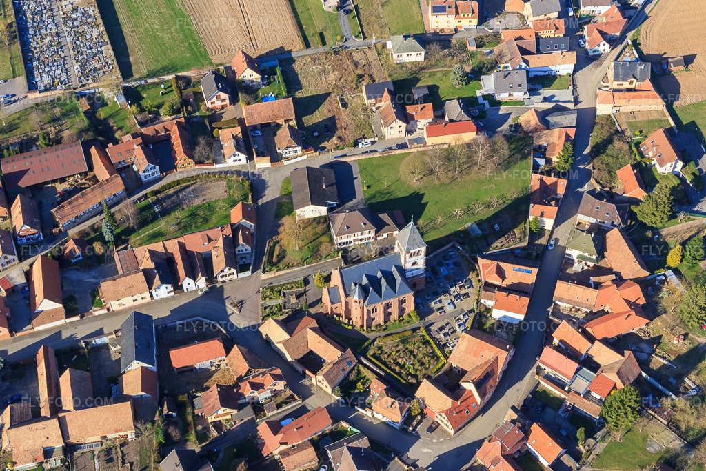 Aerial view: Église protestante luthérienne de Schwindratzheim in Schwindratzheim in the state Bas-Rhin, France. – Photo: IMG_097603.jpg taken on 03/16/2017 by Werner Riehm/FLY-FOTO.com – Resolution of the original: 5126 x 3417 px – Consistoire de Schwindratzheim