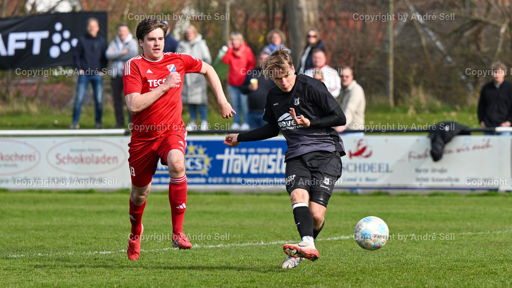 Eckernförder SV (schwarz) vs SpVg Eidertal Molfsee (rot)  | Leon Apitz (ESV #7) erzielt hier in der 53. Minute das 1-1 vs Livius Höckendorff (Molfsee #13) / Fußball-Landesliga Schleswig Männer 2025/2026 / Eckernförder SV (schwarz) vs SpVg Eidertal Molfsee (rot)  / A-Platz / Eckernförde / 12.04.26 - Realisiert mit Pictrs.com
