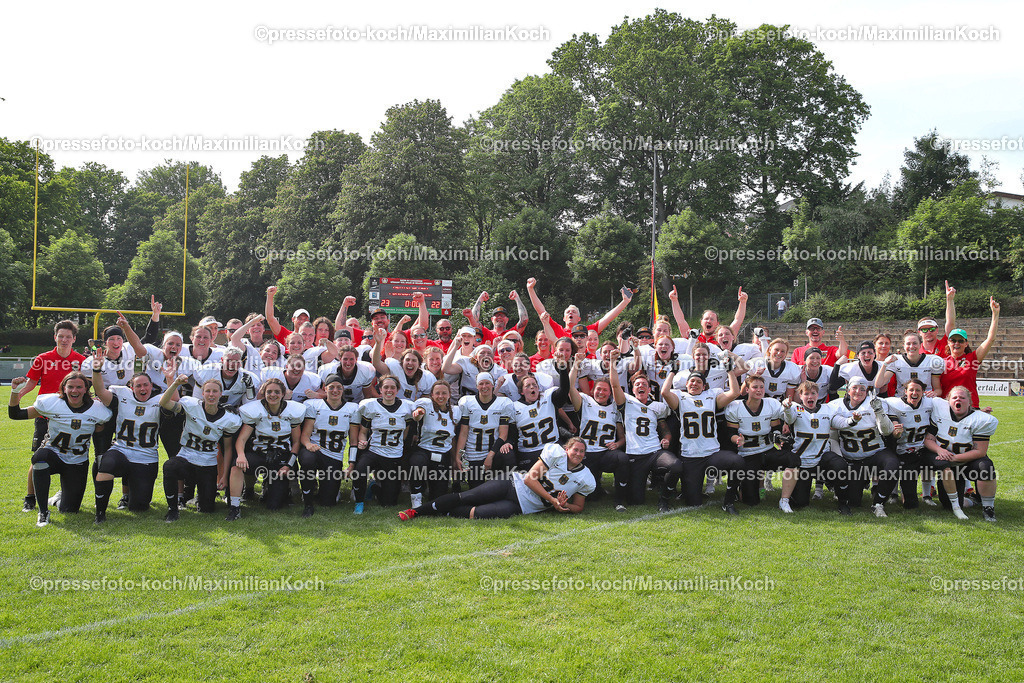 SolingenAF28052301061 | 28.05.2023, Frauen Länderspiel American Football, Solingen, Jahnkampfbahn Walder Stadion, Europameisterschaft Länderspielserie, Nationalmannschaft Deutschland (GER) - Großbritanien (GB): Gruppenbild nach dem Spiel