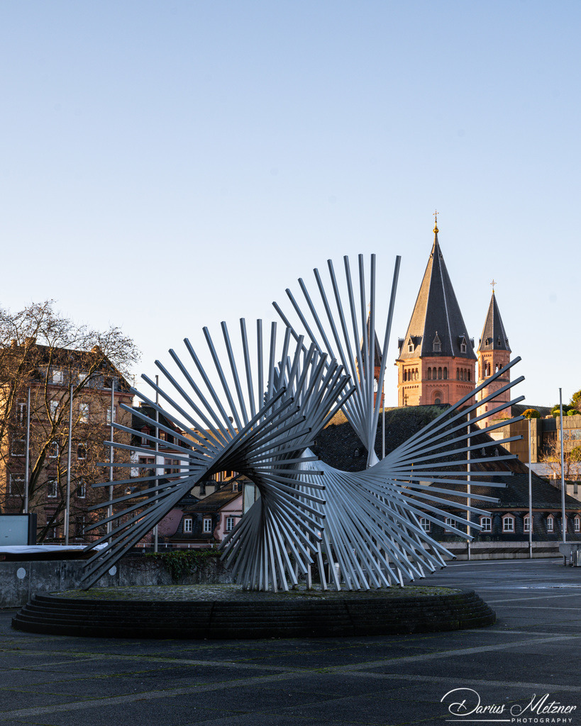 Die Skulptur "Lebenskraft" auf dem Platz vor dem Mainzer Rathaus | Die Skulptur "Lebenskraft" auf dem Platz vor dem Mainzer Rathaus. Sie wurde im Jahr 1982 von der spanischen Partnerstadt Valencia geschenkt. Das Kunstwerk wurde 1979 vom spanischen Künstler Andreu Alfaro gestaltet.