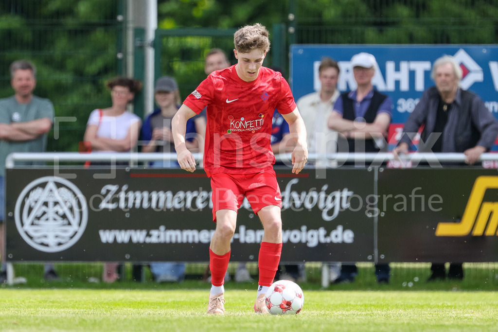 Fussball, Aufstiegsrunde Regionalliga Nord, SV Todesfelde - Blumenthaler SV | Florian Brahtz (Blumenthaler SV, 7) am Ball, Freisteller, Einzelbild, Ganzkörper, Aktion, Action, Spielszene