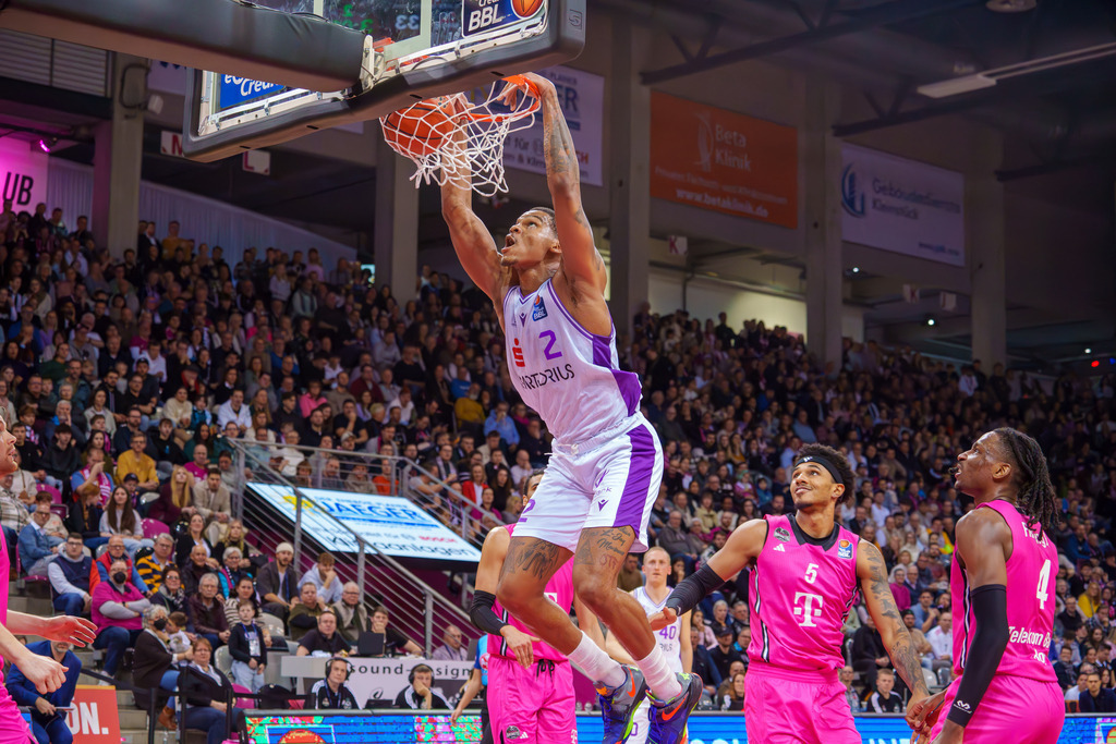 BBL, Deutsche Basketball Bundesliga Saison 2024/25, 14. Spieltag: Telekom Baskets gegen BG Göttingen | 29.12.2024 BBL, Deutsche Basketball Bundesliga Saison 2024/25, 14. Spieltag: Telekom Baskets gegen BG GöttingenBild: Demajeo Wiggins (2, Göttingen) Korbwurf und Punkt für Göttingen - Realisiert mit Pictrs.com
