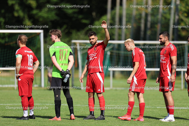 Fußball I Herren I Saison 2025-2026 I Verbandsliga Süd I 7. Spieltag I SV Schackendorf - SV Azadi Lübeck I 06.09.2025.009 | Arash Mirzaei (33, SV Schackendorf) begrüßt die Fans. - Realisiert mit Pictrs.com