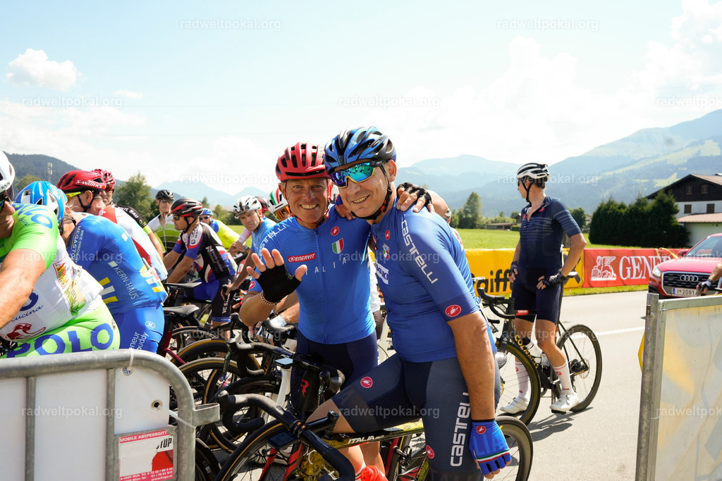 355_20230817_Bewerb_Maenner_Muehlanger | AUT - OESTERREICH, 2023-08-16: SPORT RENNRAD-FAHREN - 55. INTERNATIONALER RADWELTPOKAL IN ST. JOHANN IN TIROL  - Vintage-Radrennen mit WM-Bronze-Medaillen-Siegerin Christina Schweinberger, den Teilnehmer und Alexander Baumann (vom Orginastions-Team) - TAG 2 BEWERB MAENNER IN SECHS GRUPPEN  ; Foto: Roland Muehlanger