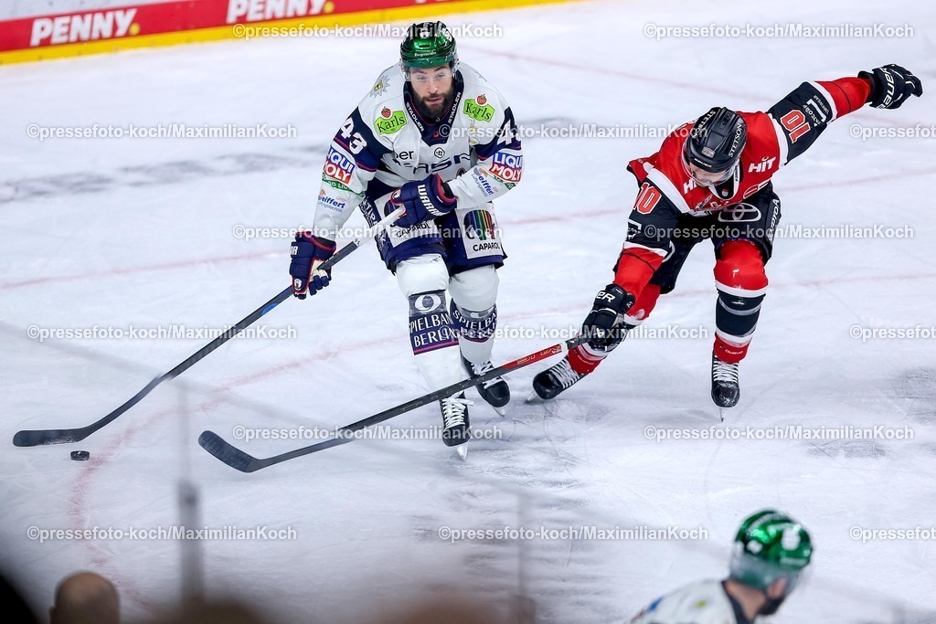 KEC15042601098 | 15.04.2026, Eishockey, DEL Halbfinale Play-Offs, Kölner Haie - Eisbären Berlin, Spiel 4, Lanxess-Arena Köln: Andreas Eder (Eisbären Berlin #43) im Zweikampf gegen  Tanner Kero (Kölner Haie #10) 