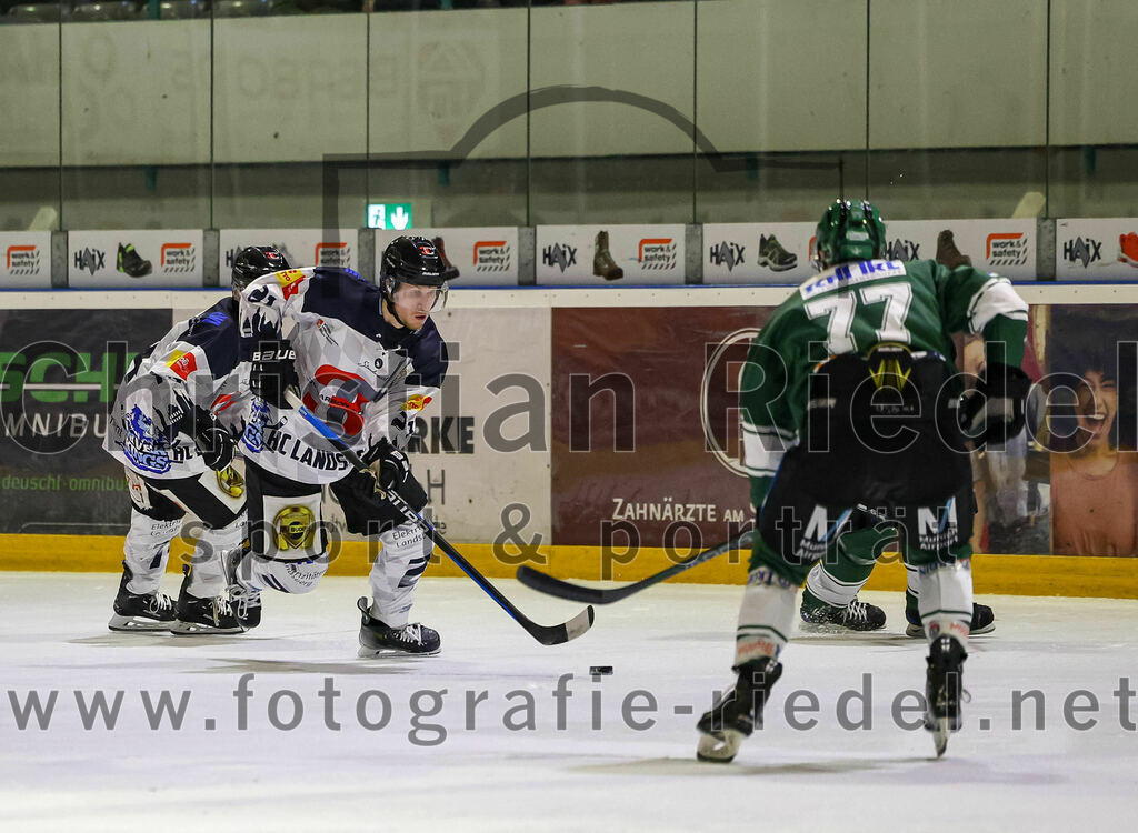 2024-01-26_052_TSV_Erding_gegen_HC_Landsberg | Erding, Deutschland, 26.01.2024:
Eishockey, Bayernliga Vorrunde 2023 / 2024, 28. Spieltag, TSV Erding gegen HC Landsberg, Endergebnis: 6:2

Jonas Schwarzfischer (HC Landsberg, #21), Philipp Michl (Erding Gladiators, #77)

Foto: Christian Riedel / fotografie-riedel.net