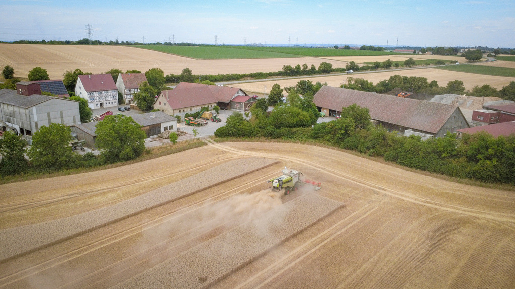 2026-07-13sig192bap | Ditzingen Schöckingen - Da die Hitzewelle und die Dürre weiterhin anhalten, stehen die Landwirte bei der Ernte vor immer größeren Herausforderungen, unter anderem aufgrund der riesigen Staubmengen, die dabei aufgewirbelt werden - Realisiert mit Pictrs.com