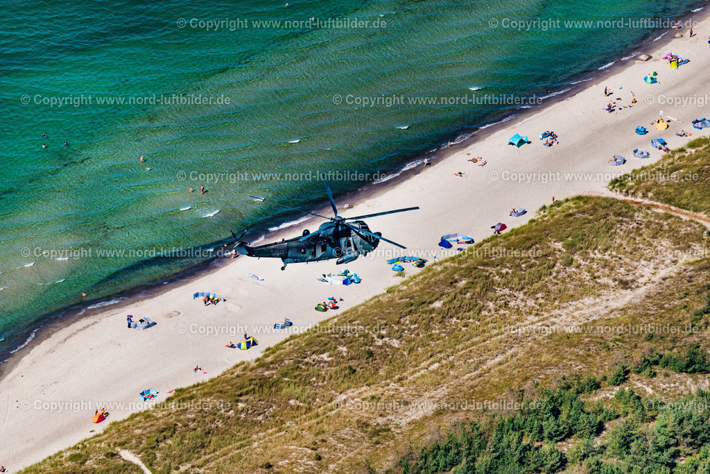 Dierhagen_Marine_Hubschrauber_der_Bundeswehr_ELS_5569100822 | OSTSEEBAD DIERHAGEN 10.08.2022 Helikopter - Hubschrauber " BW Marine " im Fluge über dem Luftraum in Ostseebad Dierhagen im Bundesland Mecklenburg-Vorpommern, Deutschland. // Helicopter in flight " BW Marine " over the air space in Ostseebad Dierhagen in the state Mecklenburg - Western Pomerania, Germany. Foto: Martin Elsen