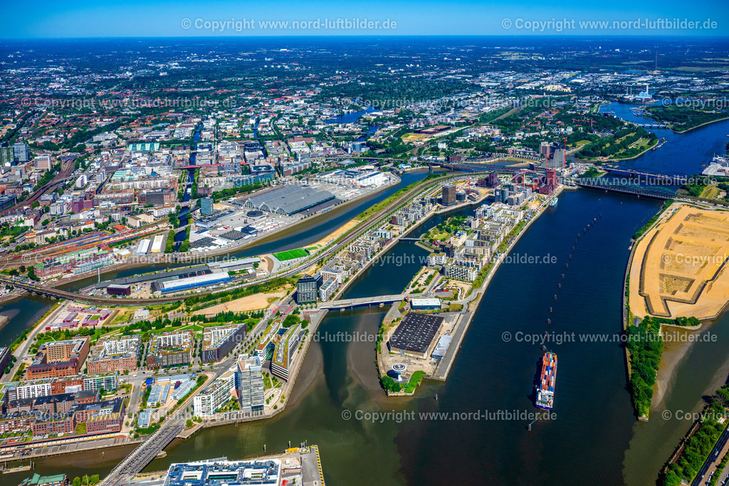Hamburg_Baakenhafen_Hafencity_ELS_8216010725 | HAMBURG 16.06.2025 Baustellen für Wohn- und Geschäftshäuser im Baakenhafen entlang der der Baakenallee in der HafenCity in Hamburg, Deutschland. Weiterführende Informationen bei: AUG. PRIEN Bauunternehmung (GmbH & Co. KG),  BVE Bauverein der Elbgemeinden eG,  Baugenossenschaft Hamburger Wohnen eG,  Johann Daniel Lawaetz-Stiftung,  Richard Ditting GmbH & Co. KG,  bof architekten,  florian krieger - architektur und städtebau gmbh. // Construction sites for residential and commercial buildings in the Baakenhafen along the Baakenallee in HafenCity in Hamburg, Germany. Further information at: AUG. PRIEN Bauunternehmung (GmbH & Co. KG),  BVE Bauverein der Elbgemeinden eG,  Baugenossenschaft Hamburger Wohnen eG,  Johann Daniel Lawaetz-Stiftung,  Richard Ditting GmbH & Co. KG,  bof architekten,  florian krieger - architektur und staedtebau gmbh. Foto: Martin Elsen