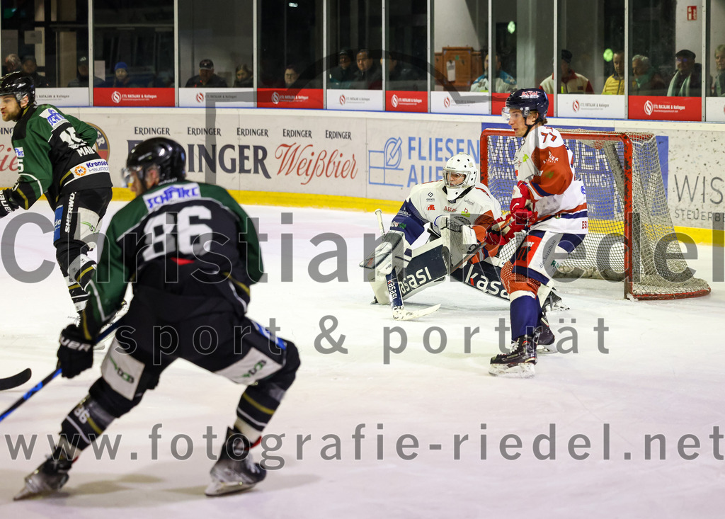 2023-03-07_138_TSV_Erding_gegen_ESC_Kempten | Erding, Deutschland, 07.03.2023:
Eishockey, Bayernliga Playoffs 2022 / 2023, Viertelfinale, TSV Erding gegen ESC Kempten, Endergebnis: 9:3

Michael Trox (Erding Gladiators, #86), Torwart David Blaschta (ESC Kempten, #1), Kodi Schwarz (ESC Kempten, #77)

Foto: Christian Riedel / fotografie-riedel.net