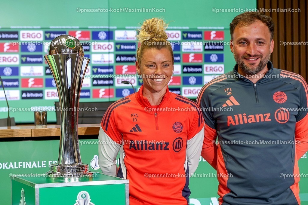 xsscx13052601019 | 2026.05.13, xsscx, Fußball, Pressekonferenz zum Finale DFB-Pokal Frauen, VfL Wolfsburg -  FC Bayern München, Saison 2025 2026, Rhein-Energie-Stadion in Köln: Linda Dallmann (FC Bayern München) und Jose Barcala (Cheftrainer FC Bayern München) mit dem Pokal DFB regulations prohibit any use of photographs as image sequences and or quasi-video. Photo: xSandraxScherningxPressefotoKochx