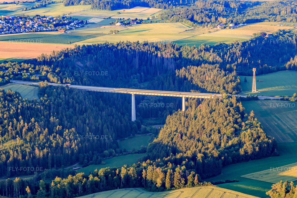 Luftbild: Autobahnbrücke der A81 über das Eschachtal im Ortsteil Horgen in Zimmern im Bundesland Baden-Württemberg in Deutschland. Foto: IMG_148752.jpg vom 27.06.2025 durch Werner Riehm/FLY-FOTO.de
