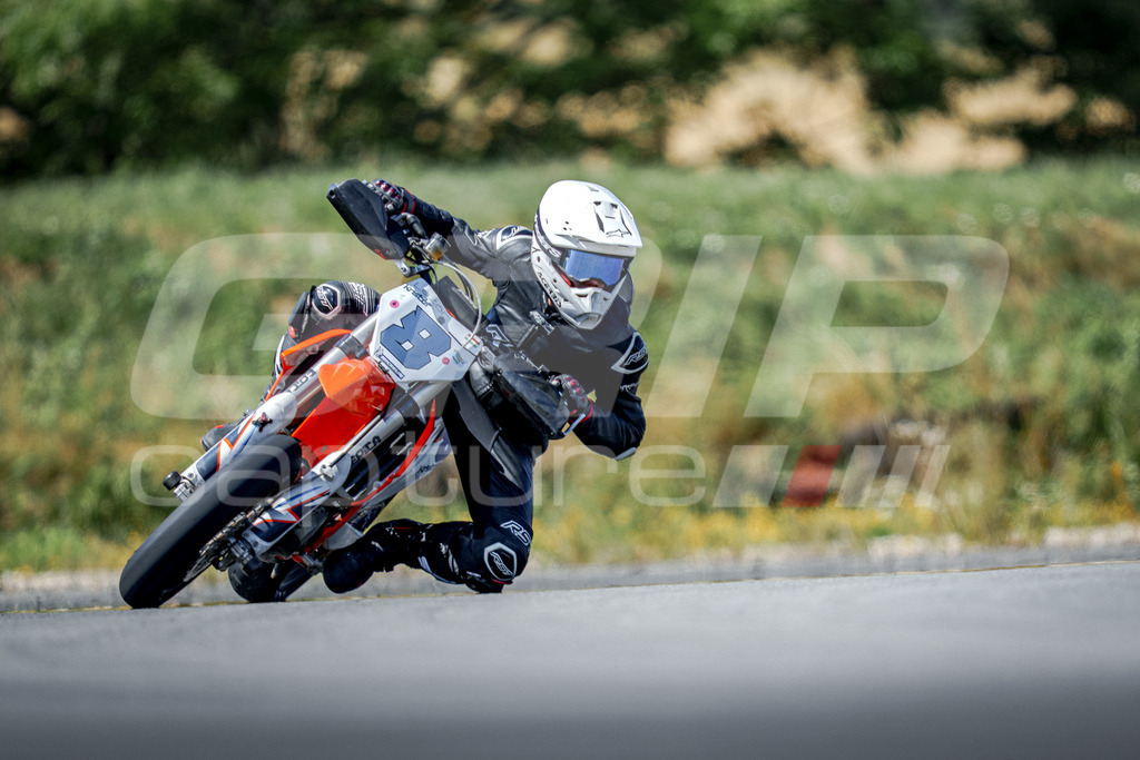 SuperMoto_Staatsmeisterschaft_Fuglau-578 | GRIPcapture steht für authentische Sportfotografie in Österreich – für Momente, die mehr sind als Geschwindigkeit oder Ergebnis. Es geht um Emotion, Spannung, Fokus und den Augenblick, der oft nur einen Wimpernschlag dauert.Ob Motorsport, Teamsport oder 