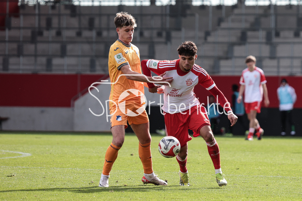 FC Bayern München U19 - TSG 1899 Hoffenheim U19 | Luca ERLEIN (TSG #4) im Duell mit Emirhan DEMIRCAN (FCB #11) / Zweikampf