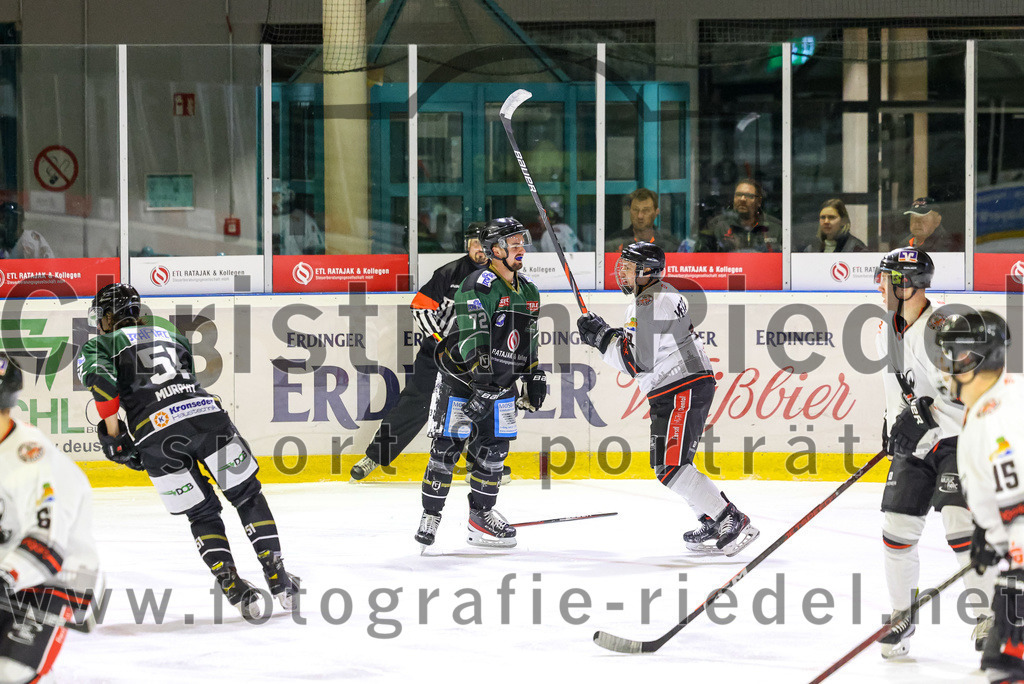 2022-09-30_110_TSV_Erding_gegen_EV_Dingolfing | Erding, Deutschland, 30.09.2022:
Eishockey, Bayernliga 2022 / 2023, Testspiel, TSV Erding gegen EV Dingolfing, Endergebnis: 3:4

Ryan Murphy (Erding Gladiators, #51), Leon Abstreiter (Erding Gladiators, #72), Florian Meichel (EV Dingolfing, #19)

Foto: Christian Riedel / fotografie-riedel.net