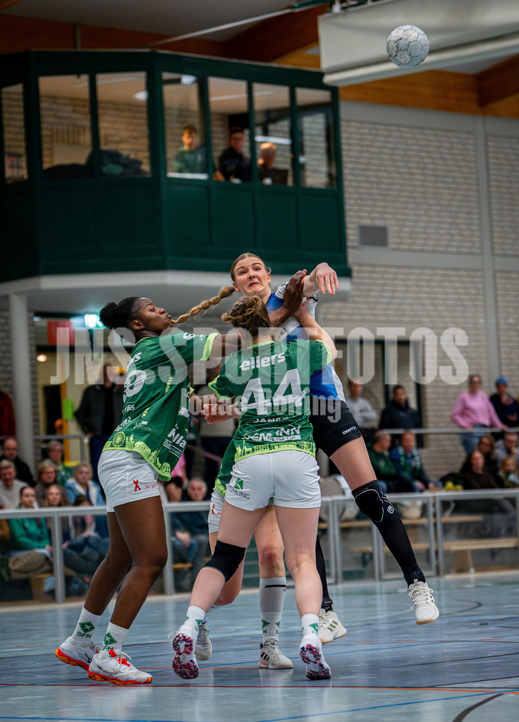 Handball I Frauen I Saison 2025-2026 I 3. Liga Staffel Nord I 10. Spieltag I SC SFN Vechta - HSG Blomberg-Lippe II I 0293 | Vorbei an Edna Estevens (29, SC SFN Vechta) und Maya Janßen (44, SC SFN Vechta)  - Realisiert mit Pictrs.com