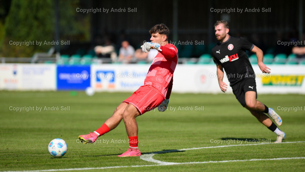 PSV Neumünster vs FC Kilia Kiel | Samuel Aphrem (PSV #1) klärt vor Ben Nohns (Kilia #9) - Fußball-Oberliga Männer 2024/2025 / PSV Neumünster vs FC Kilia Kiel / PSV A-Platz / Neumünster / 21.09.24 - Realisiert mit Pictrs.com