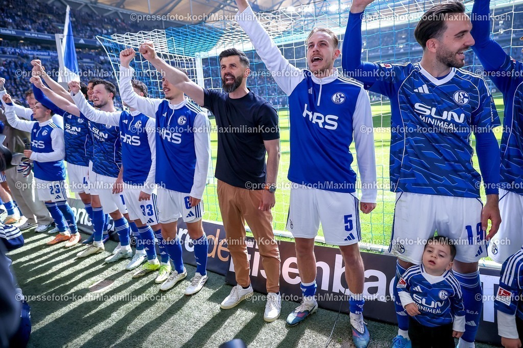 S0419042601067 | 19.04.2026, Fußball, FC Schalke 04 - SC Preußen Münster, 30. Spieltag, 2. Fußball Bundesliga, Veltins-Arena Gelsenkirchen, Saison 2025 2026: Cheftrainer Miron Muslic (Schalke04) jubelnd beim Abschlussjubel nach dem 4:1 Sieg zusammen mit der Mannschaft DFB regulations prohibit any use of photographs as image sequences and or quasi-video.