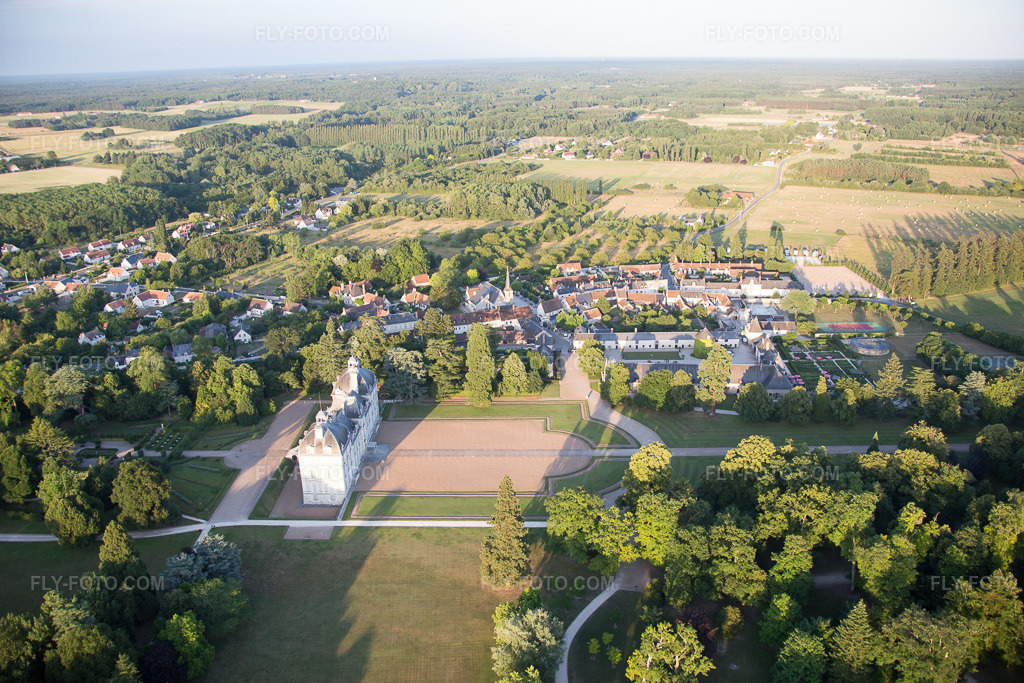 Aerial view: View of the town in Cheverny in the state Loir et Cher, France. – Photo: IMG_081313.jpg taken on 06/19/2015 by Werner Riehm/FLY-FOTO.com – Resolution of the original: 5472 x 3648 px