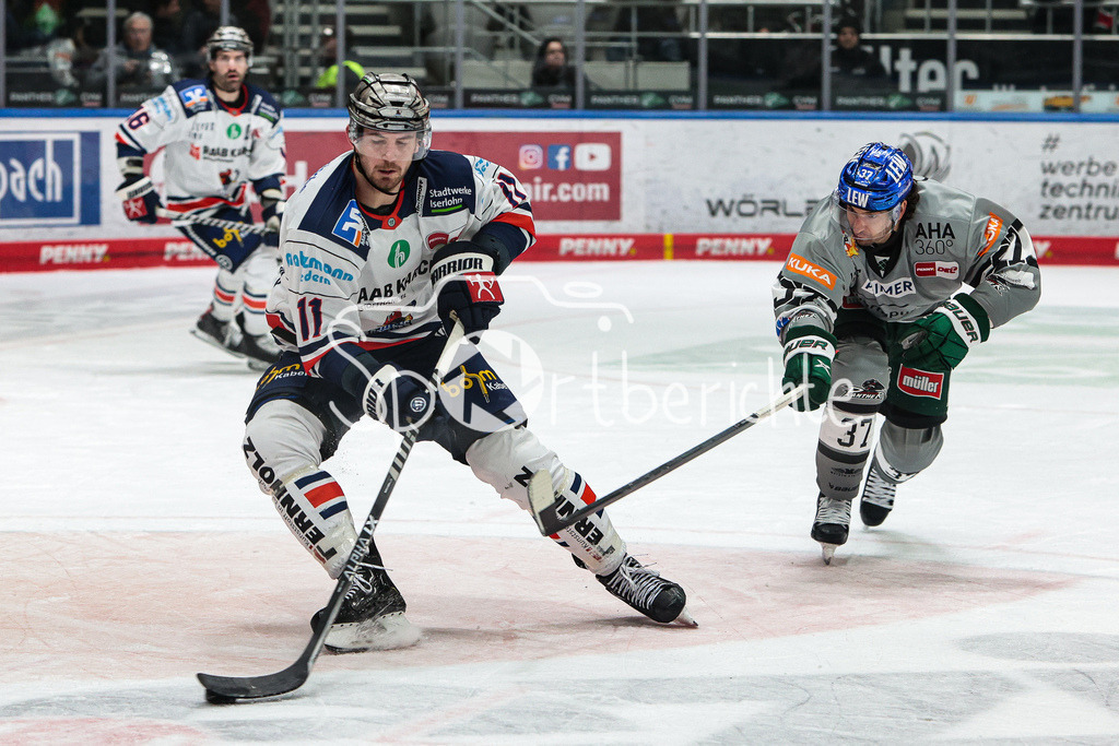 Augsburger Panther - Iserlohn Roosters | Christopher BROWN (ISR #11) im Duell mit Terry BROADHURST (AEV #37)