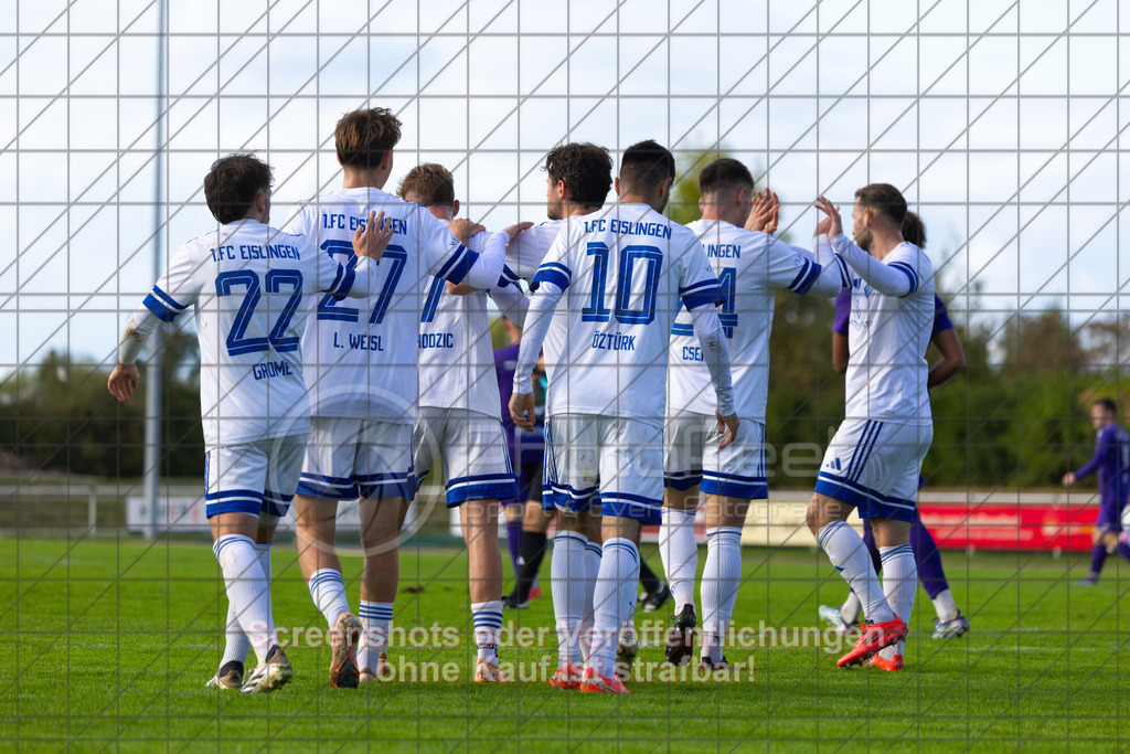 20261010_155508_0041_(c)_by_PhotoPeet | #,1.FC Eislingen (weiß) vs. TSV Bernhausen (lila), Fussball, Landesliga 2 - wfv, 11. Spieltag, Saison 2026/2027, Rasenplatz, Eichbachstation, Haldenstraße, 73054 Eislingen, 10.10.2026 - 15:30 Uhr,Foto: PhotoPeet / Sport- &amp; Eventfotografie / Peter Harich