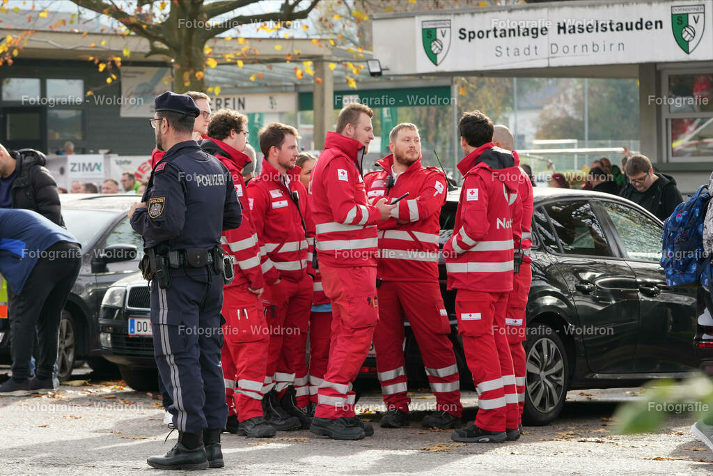 20221111 Amoklauf in Mittelschule Haselstauden | DORNBIRN, OESTERREICH - 11. NOVEMBER: Polizeieinsatz waehrend des Amoklaufs in der Mittelschule Haselstauden in Mittelschule Haselstauden on November 11, 2022 in Dornbirn, Austria.