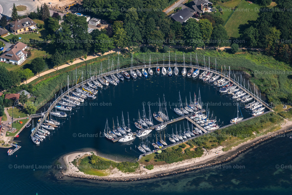 4038118 | NEUSTADT IN HOLSTEIN 07.08.2020 Yachthafen mit Sportboot- Anlegestellen und Bootsliegeplätzen am Uferbereich der Marina an der Wieck in Neustadt in Holstein im Bundesland Schleswig-Holstein. // Pleasure boat marina with docks and moorings on the shore area in Neustadt in Holstein in the state Schleswig-Holstein. Foto: Gerhard Launer