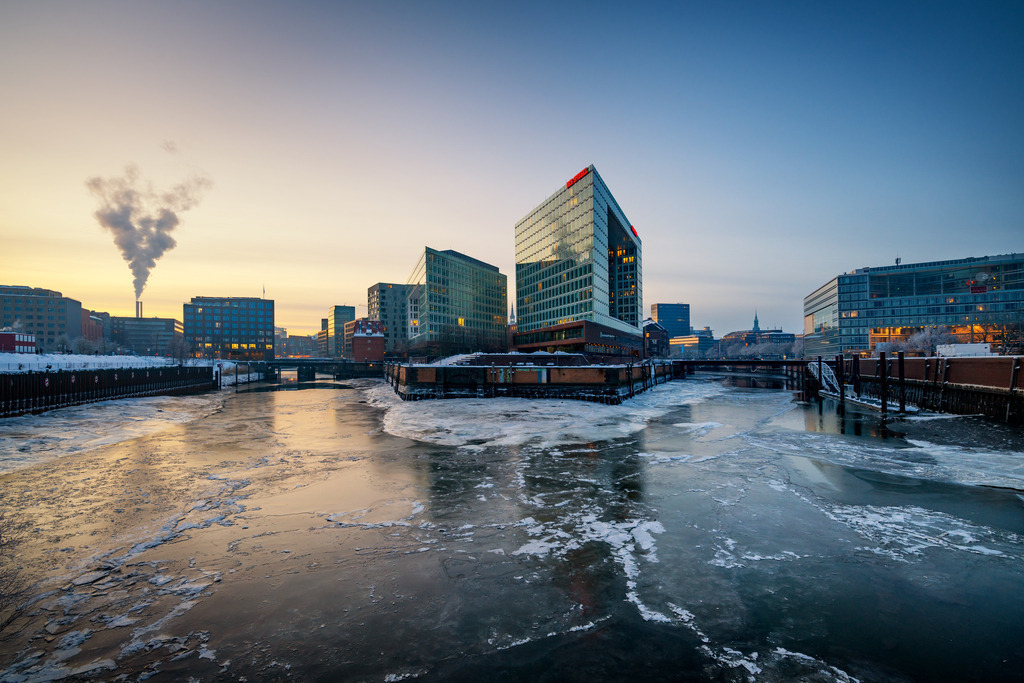 10260108 - Spiegelgebäude im Winter | Blick über vereistes Wasser auf das Spiegelgebäude in der HafenCity.