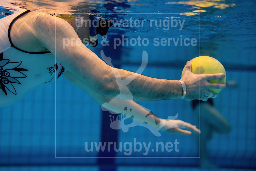 Underwater rugby action press picture | Bamberg, Germany - March 04 2023: Underwater rugby training camp of the Tauchclub Bamberg together with the Austrian national team. - Realisiert mit Pictrs.com