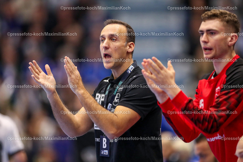 Gum16122401030 | 16.12.2024, Handball, 1. HBL, VfL Gummersbach - MT Melsungen, Schwalbe-Arena: Cheftrainer Roberto Garcia (Trainer Melsungen #) gestikulierend am Spielfeldrand