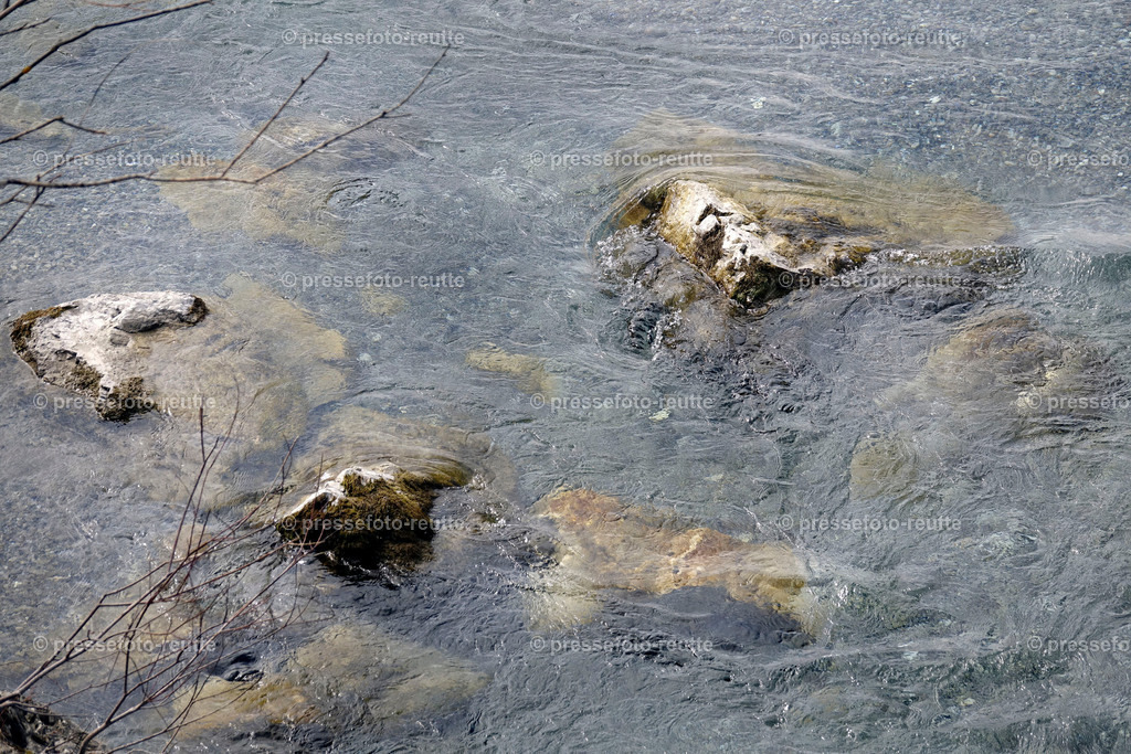 welltvi-Lechfluss-Winter_27Mrz2018-Weissenbach_DSC3939 | Info aus dem Bezirk Reutte/Ausserfern Tirol sowie eine umfangreiche Bilddatenbank über die gesamte Region: Lechtal, Talkessel Reutte, Tannheimertal, Zwischentoren. Lech, Plansee, Zugspitze, Grenztunnel, B179, Fernpassstraße, Verkehr, Lawinen, Tradition, - Realisiert mit Pictrs.com