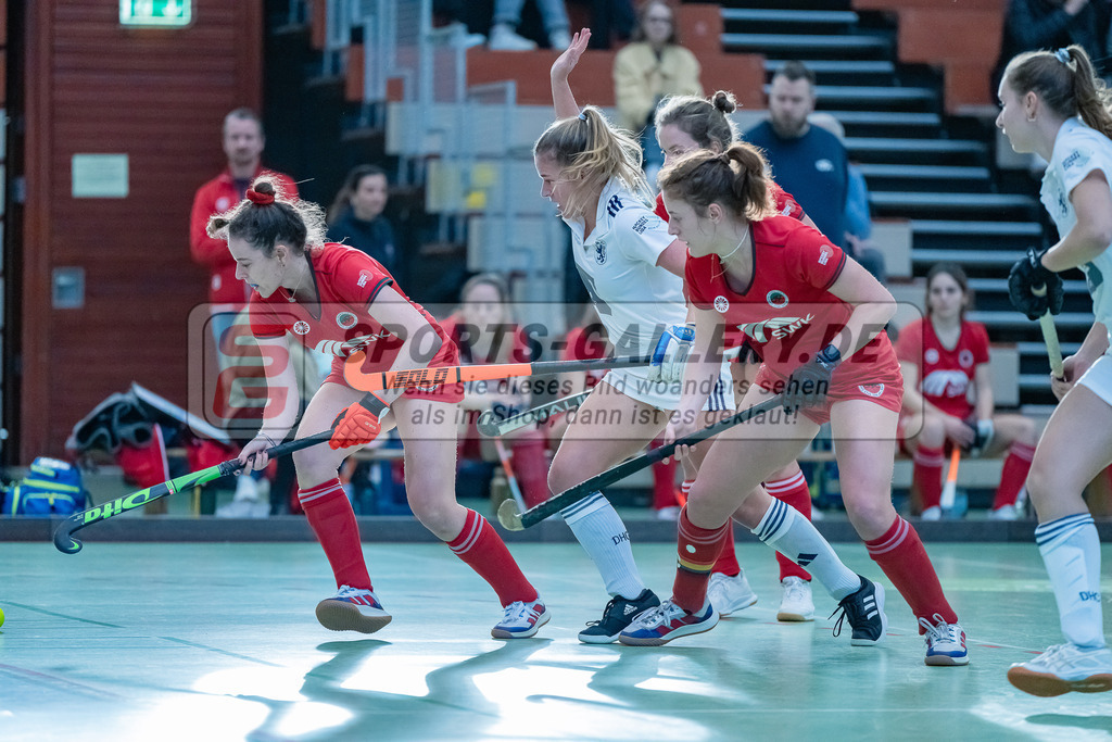 HK_20231217_107680 | 1. Bundesliga Damen Crefelder HC - Düsseldorfer HC  am 17.12.2023 Sporthalle Glockenspitz, Krefeld , Causin Anna-Sopie ( Crefelder HTC #20 ) , Mabel Brands ( Düsseldorfer HC #7 ) , Jule Hufer ( Crefelder HTC #13 ) , Schneider Johanna ( Crefelder HTC #14 )