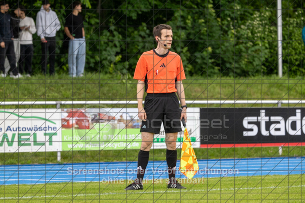 20250529_173800_0147 | #,  VfL Kirchheim (blau) vs. 1.FC Eislingen (weiß), Fußball, Bezirkspokal Finale - Bezirk Neckar/Fils, 2024/2025, Rasenplatz VfL Stadion Kirchheim, Jesinger Straße 105, 73230 Kirchheim, 29.05.2025 - 16:30 Uhr,Foto: PhotoPeet-Sportfotografie/Peter Harich