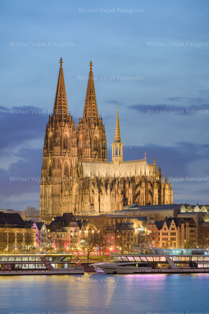 Kölner Dom am Abend mit neuer LED-Beleuchtung | Der Kölner Dom, ein Meisterwerk gotischer Architektur, erstrahlt abends in neuem Glanz. Nach einer Phase der Dunkelheit aufgrund der Energiekrise wurde die Beleuchtung des Doms auf energiesparende LED-Strahler umgerüstet. Diese Maßnahme ermöglicht es, dass das Wahrzeichen Kölns nun wieder nach außen hin leuchtet, wobei 50 bis 70 Prozent des Stroms eingespart werden können. Die Beleuchtung des Doms wird nun mit der Straßenbeleuchtung ein- und ausgeschaltet, abhängig von der Dämmerung, ohne feste Uhrzeiten. So bleibt der Kölner Dom ein leuchtendes Symbol der Hoffnung und Zuversicht in der Stadt. - Realisiert mit Pictrs.com